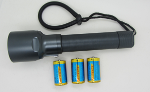 Batterij ledduiklamp DA1000 3 x C batterijen Alkaline  traploos regelbaar van 50 tot 1000 lumen gerichte lichtbundel onder water